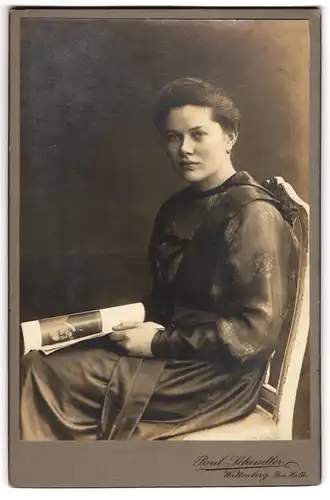 Fotografie Paul Schindler, Wittenberg /Bez. Halle, Hübsche junge Frau mit sinnlichen Lippen