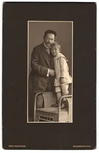 Fotografie Otto Heinrich, Frankfurt a. O., Wilhelmsplatz 20, Liebevoller Vater mit seinem Sohn