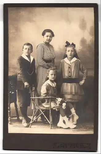 Fotografie Hugo Bartel, Leipzig, Rosentalgasse 9, Elegante Bürgerliche mit ihren drei Kindern