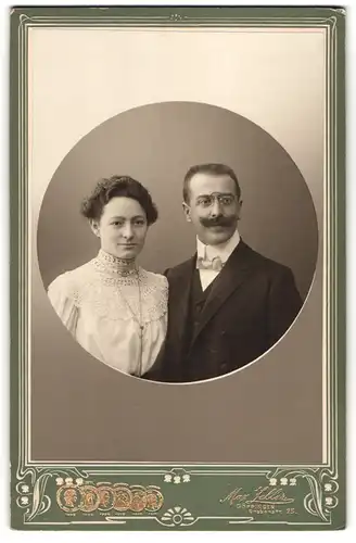 Fotografie Max Zeller, Göppingen, Grabenstrasse 25, elegantes Paar, er mit Schnurrbart und Zwicker