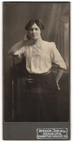 Fotografie Atelier Ideal, Hamburg, Eimsbüttler Chausee 10 a, Junge Dame in Bluse und Rock