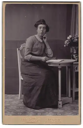 Fotografie W. Frank, Aurich, Norderstr. 56, Bürgerliche Dame mit Buch am Tisch