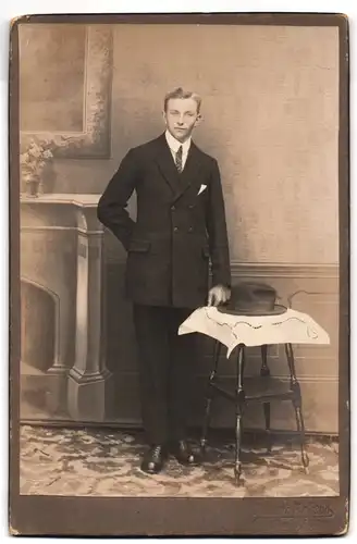 Fotografie Fritsch, Hofheim /Ufr., Junger Herr im Anzug mit Krawatte