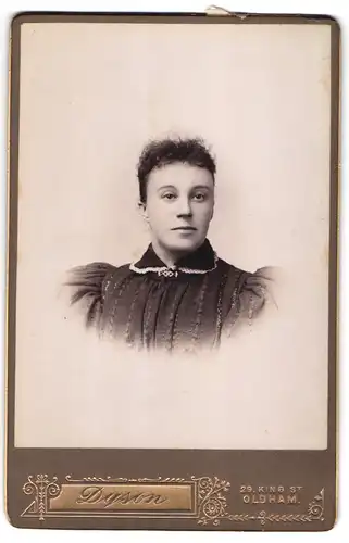 Fotografie Dyson, Oldham, 29, King St., Junge Dame mit zurückgebundenem Haar