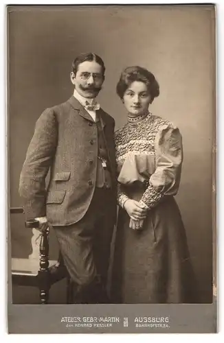 Fotografie Konrad Ressler, Augsburg, Bahnhfostr. 24, Junges Paar in hübscher Kleidung