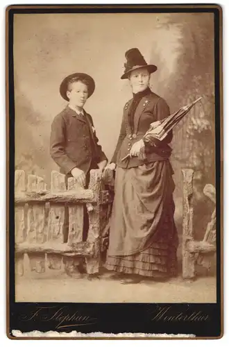 Fotografie F. Stephan, Winterthur, Fräulein und junger Mann in modischer Kleidung