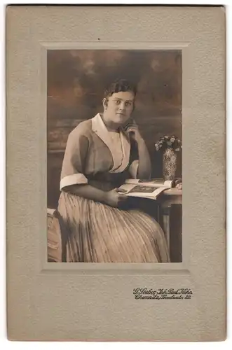 Fotografie G. Seeber, Chemnitz, Theaterstr. 22, Junge Dame in modischer Kleidung