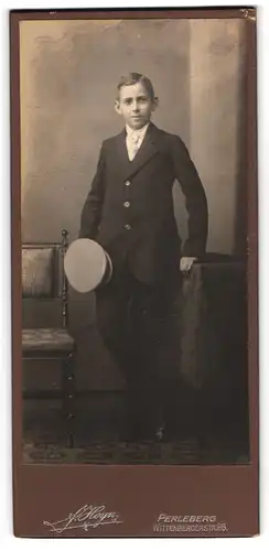 Fotografie F. Heyn, Perleberg, Wittenbergerst. 86, Junger Mann im Anzug mit Krawatte