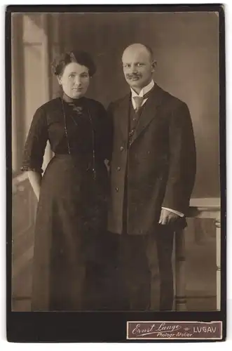 Fotografie Ernst Lange, Lugau, Junges Paar in eleganter Kleidung