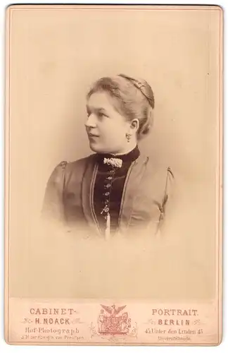 Fotografie H. Noack, Berlin, Unter den Linden 45, Junge Dame mit hochgestecktem Haar