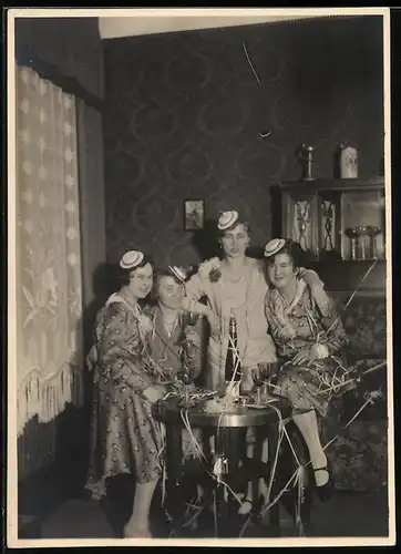 Fotografie Silvester, Damen feiern ausgelassen das neue Jahr 1930 in Dessau