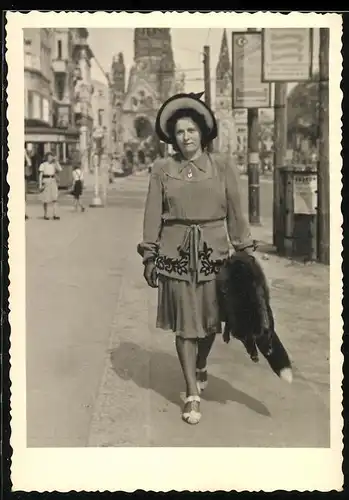 Fotografie unbekannter Fotograf, Ansicht Berlin, Dame im Sommerkleid mit Pelz flaniert auf dem Kurfürstendamm