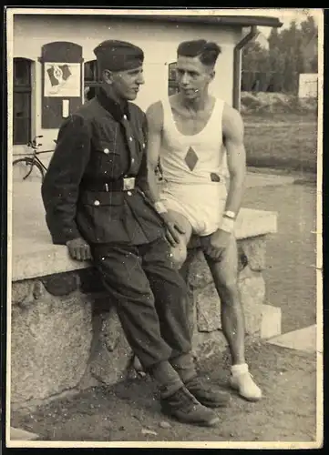 Fotografie Reichswehr, Heeres-Soldat in Uniform nebst Kamerad in Sport-Uniform