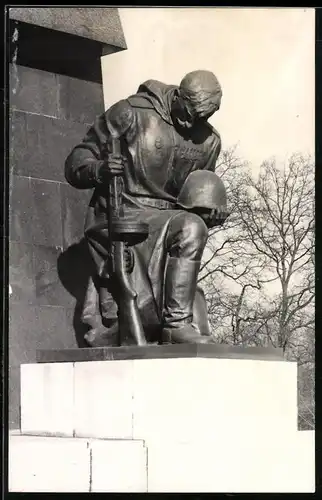 Fotografie unbekannter Fotograf, Ansicht Berlin-Treptow, Sowjetisches Ehrenmal, Statue kniender Soldat der Roten Armee