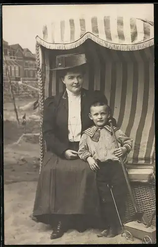 Fotografie Otto von Thun, Niendorf, Ansicht Niendorf / Ostsee, Mutter mit Sohn im Strandkorb sitzend