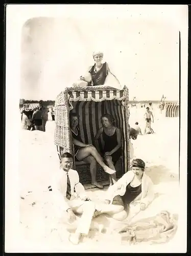 Fotografie Bademode, Familie beim Stranausflug posiert im, auf & vor einem Strandkorb