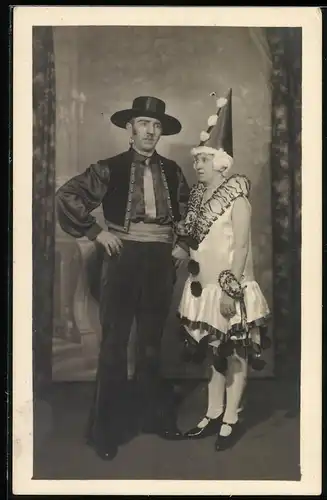 Fotografie Fasching - Karneval, Frau im Harlekin-Kostüm nebst Gatte als Gaucho