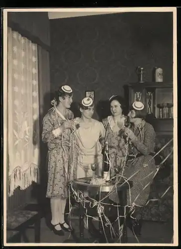 Fotografie Silvester - Neujahr, Damen feiern in Dessau das neue Jahr 1930