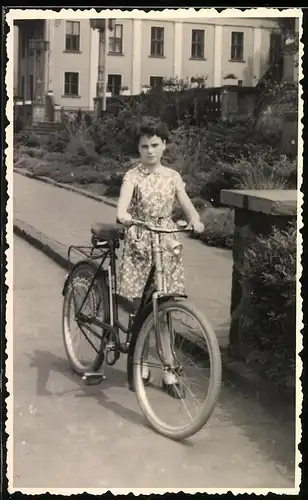 Fotografie Mädchen im Sommerkleid mit ihrem Fahrrad, Velo, Bicycle