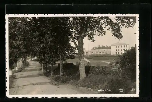 AK Aluksne, Blick von einer Strasse auf Gebäude