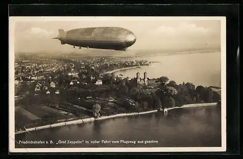 AK Friedrichshafen, Fliegeraufnahme mit über der Stadt schwebendem Luftschiff Graf Zeppelin