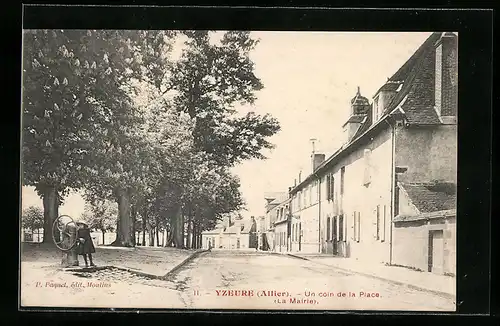 AK Yzeure, Un coin de la Place (La Mairie)