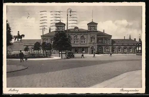 AK Aalberg, Blick auf Bahnhof mit Denkmal