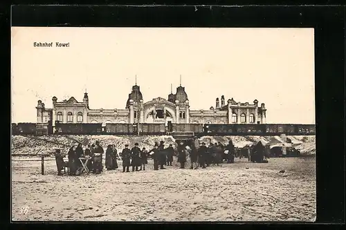 AK Kowel, Menschengruppe vor dem Bahnhof