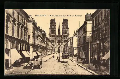 AK Orléans, Rue Jeanne d`Arc et la Cathédrale, Strassenbahn
