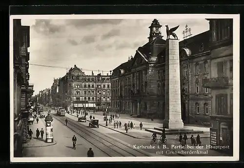 AK Karlsruhe i. B., Strassenpartie bei der Hauptpost mit Grenadierdenkmal und Strassenbahn