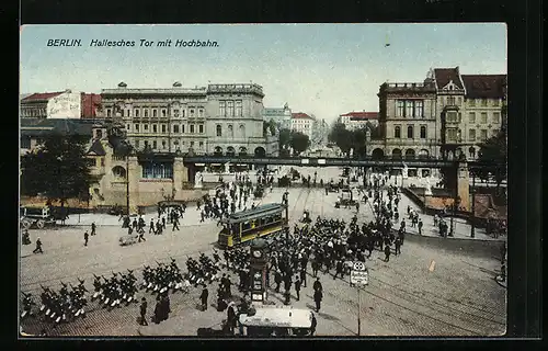 AK Berlin-Kreuzberg, Hallesches Tor mit Soldatenparade, Hochbahn und Strassenbahn