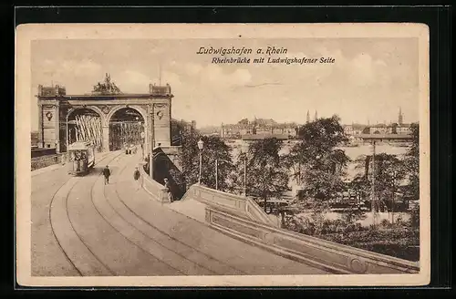 AK Ludwigshafen a. Rhein, Rheinbrücke mit Ludwigshafener Seite und Strassenbahn