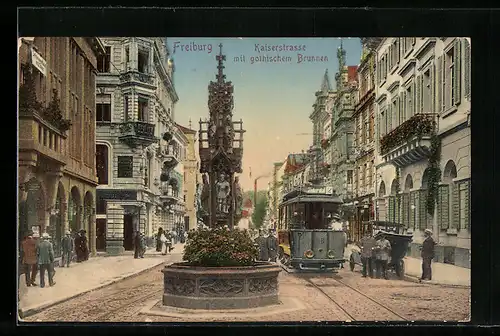 AK Freiburg, Kaiserstrasse mit gothischem Brunnen und Strassenbahn