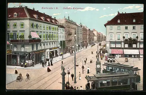 AK Karlsruhe i. B., Passanten auf der östlichen Kaiserstrasse mit Strassenbahnen