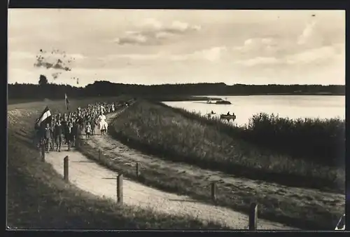 AK Kölpinsee a. U., Kindergruppe der Mittelstands-Kinderheime mit Fahne auf der Deichpromenade