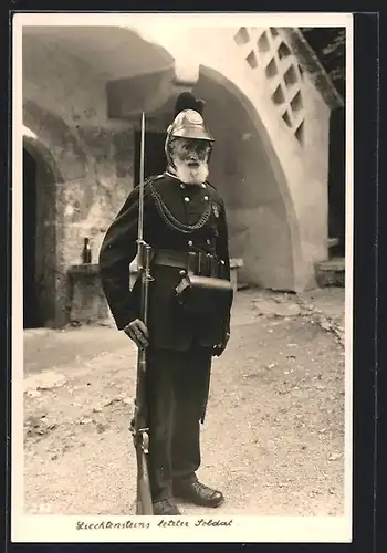 AK Liechtenstein, betagter Soldat mit Gewehr und Bajonett