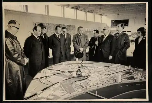 Fotografie unbekannter Fotograf, Ansicht Minden i. W., Städteplaner & Kommunalpolitiker vor einem Modell der Stadt