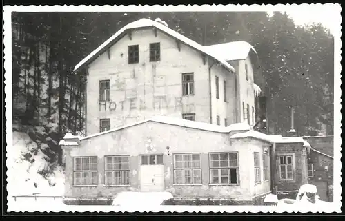 Fotografie unbekannter Fotograf, Ansicht Jedli u Zabrehu, Hotel Rybl im Winter