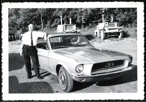 Fotografie Auto Ford Mustang Coupe, Fahrer lehnt lässig am US-Muscle Car
