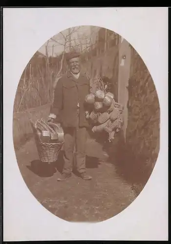 Fotografie Korbmacher - Korbflechter bingt seine Ware zum Markt