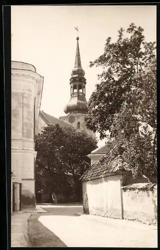 Fotografie unbekannter Fotograf, Ansicht Tallinn - Reval / Estland, Strassenansicht mit Kirchturm