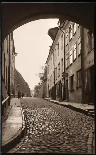 Fotografie unbekannter Fotograf, Ansicht Tallinn - Reval / Estland, Strassenansicht von einem Tor der Stadtmauer