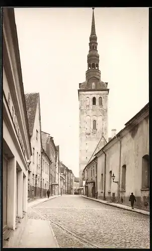 Fotografie unbekannter Fotograf, Ansicht Tallinn - Reval / Estland, Strassenansicht mit Kirchturm