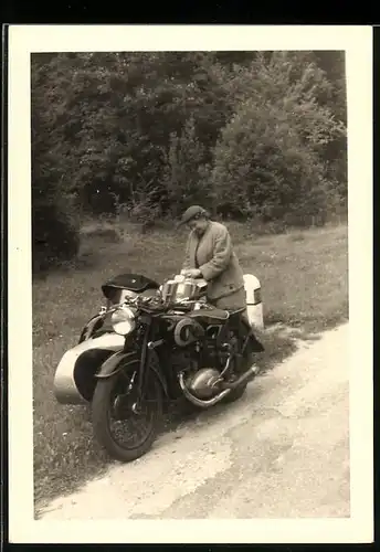 Fotografie Motorrad DKW mit Seitenwagen, Mitfahrerin mach sich über das Picknick her