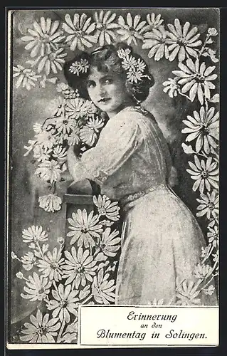 AK Solingen, Junge Frau mit Blumen, Blumentag