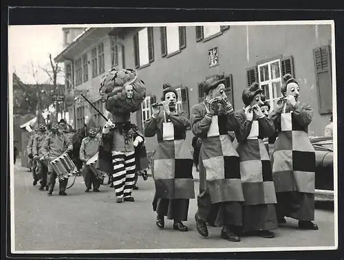 Foto-AK Basel, Festzug mit Trommeln und Flöten zur Fasnacht