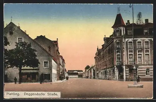 AK Plattling, Deggendorfer Strasse mit Passanten