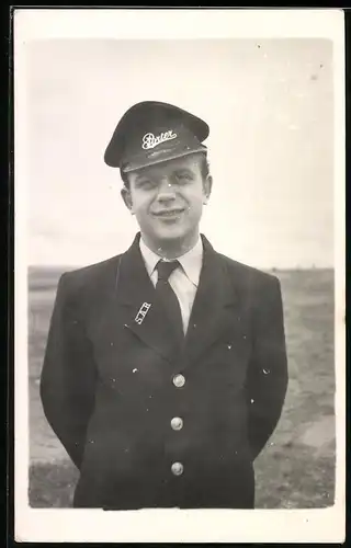 Fotografie unbekannter Fotograf, Ansicht Gladstone / Australien, Page des Hotel Gladstone in Uniform