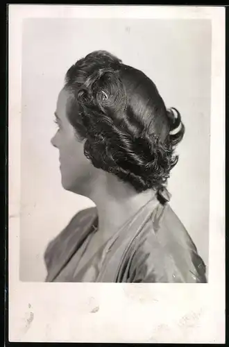 Fotografie Albert, Berlin, Haarmode, Tagesfrisur von Friseur Hanns Wagner aus Berlin