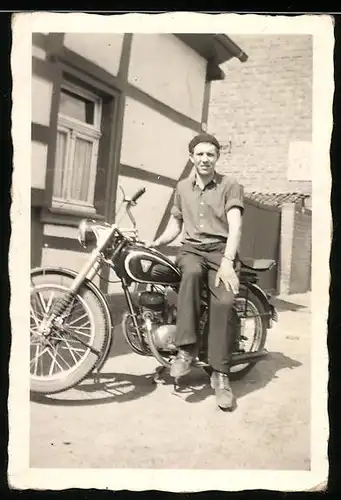 Fotografie Motorrad, Bursche auf Krad sitzend